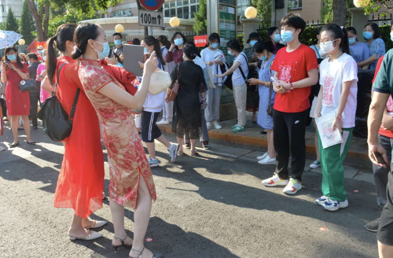 考生|考生已入场，老师家长现场加油鼓劲