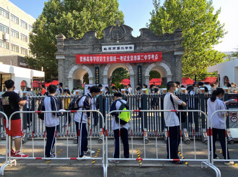 考生|考生已入场，老师家长现场加油鼓劲