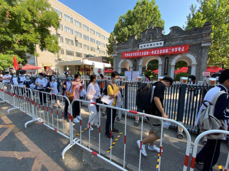 考生|考生已入场，老师家长现场加油鼓劲
