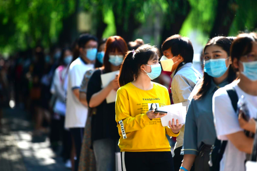 考生|考生已入场，老师家长现场加油鼓劲