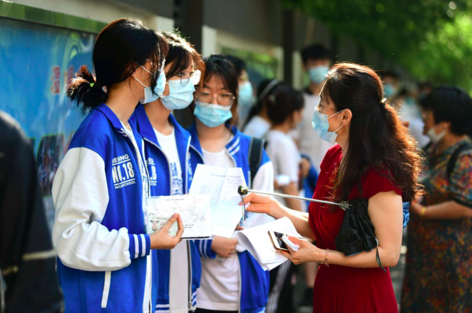 考生|考生已入场，老师家长现场加油鼓劲