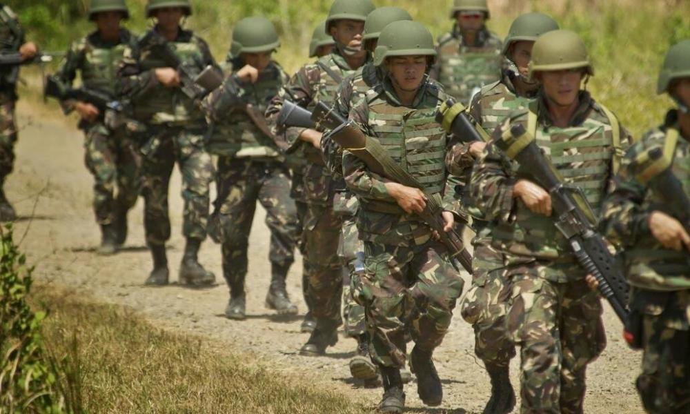 菲警方的報告稱,被截停車輛的軍人下車後用武器指著警察,在軍人扣動