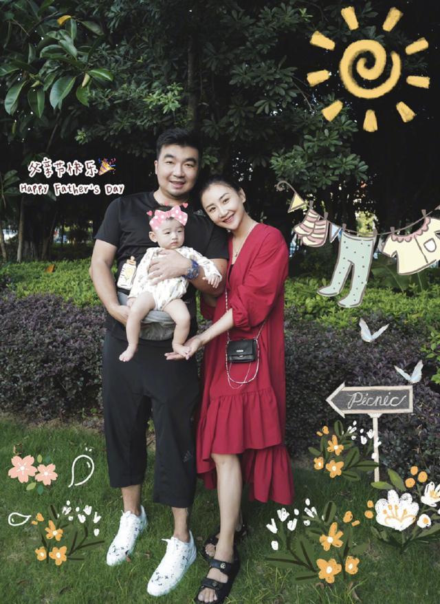 何雯娜|何雯娜同家人野外出游，身穿蓝色长裙画风小清新，女儿呆萌可爱