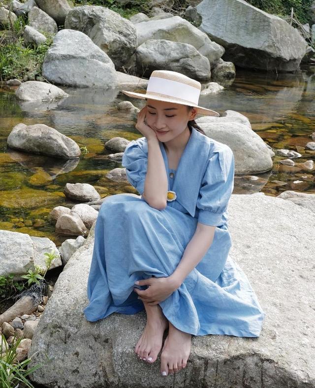 何雯娜|何雯娜同家人野外出游，身穿蓝色长裙画风小清新，女儿呆萌可爱