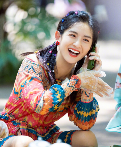 谢娜与女儿互相拿小辫子打招呼,与妈妈的发型一样,像小模特