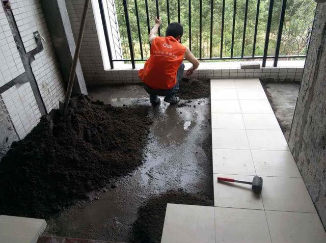 朋友对师傅铺贴瓷砖提出质疑原本5公分厚度却铺成了10公分