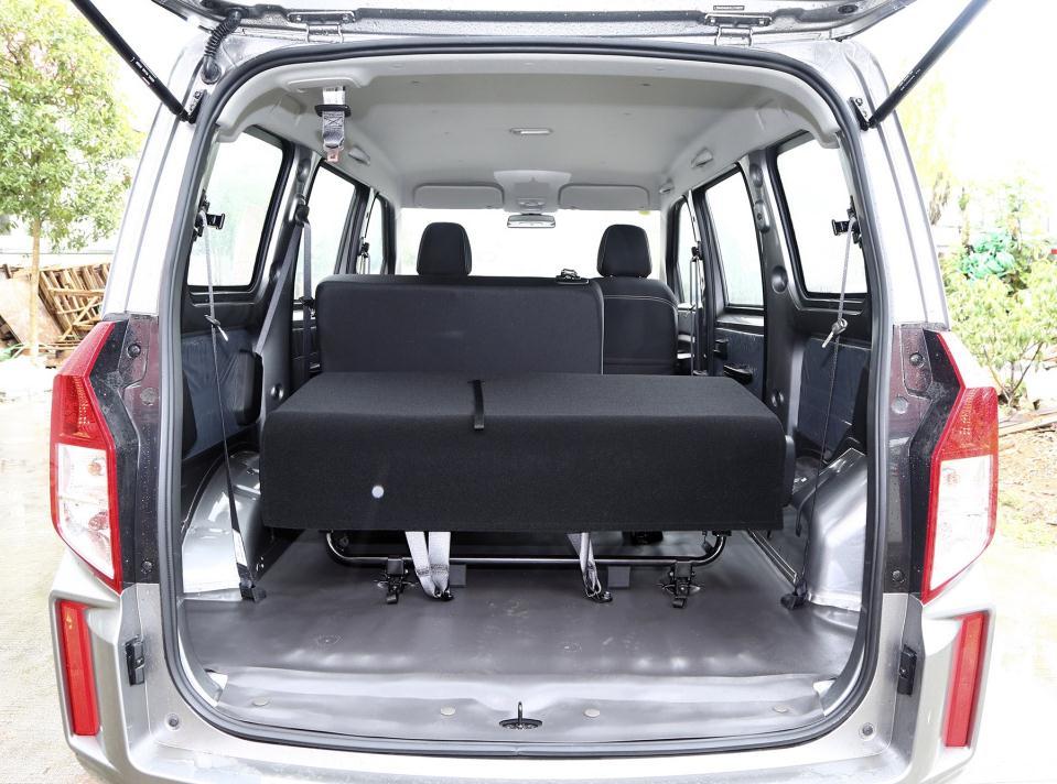 五菱宏光plus来啦轴距2800mm有57座可选座椅放倒可当床
