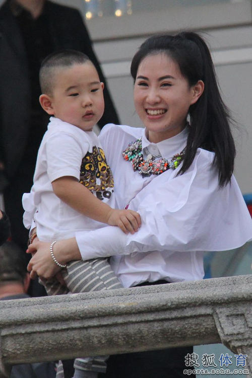 大连人众将和妻子!