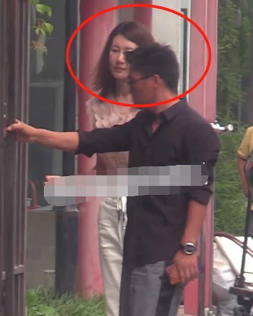 王宝强|王宝强与女友冯清合体现身工作室再被拍，开车带冯清回家超恩爱