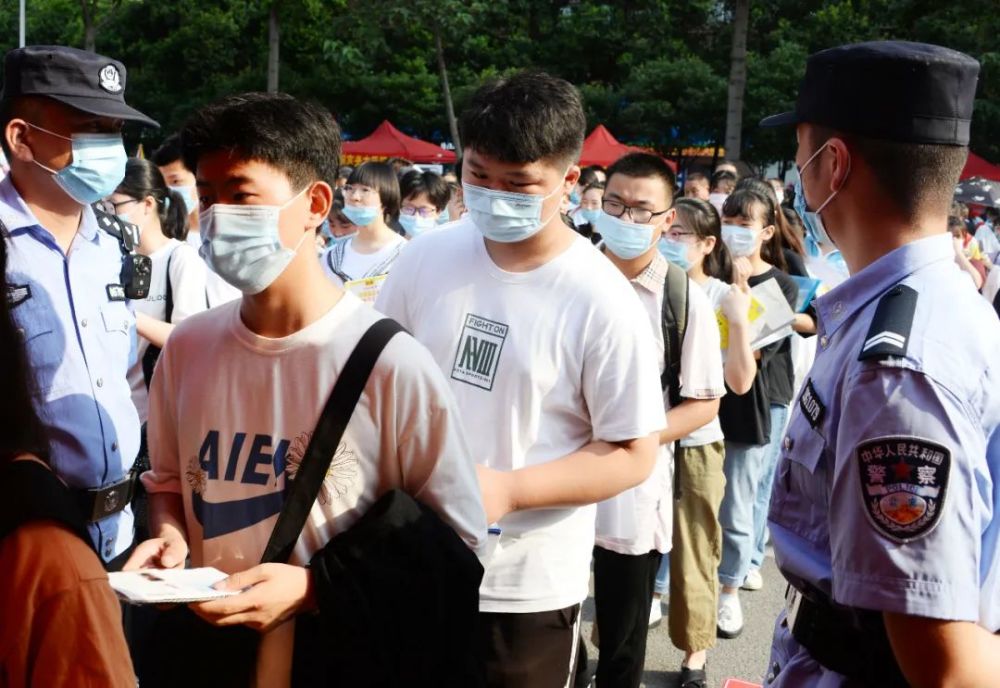 图为2020年亳州学子走进高考考场