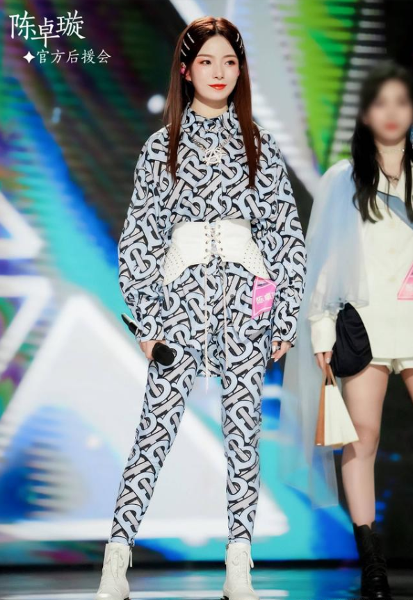 硬糖少女303|硬糖少女队长最佳人选，超话准时签到事业心极强，网友：队长非她莫属