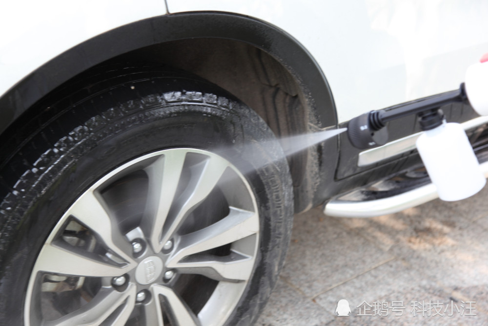 小汪花了几百元买了一台洗车机 不为省钱 只为体验洗车的感觉 腾讯新闻