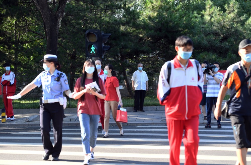 考生|有惊无险！送考车被追尾，民警急送考生安全抵达