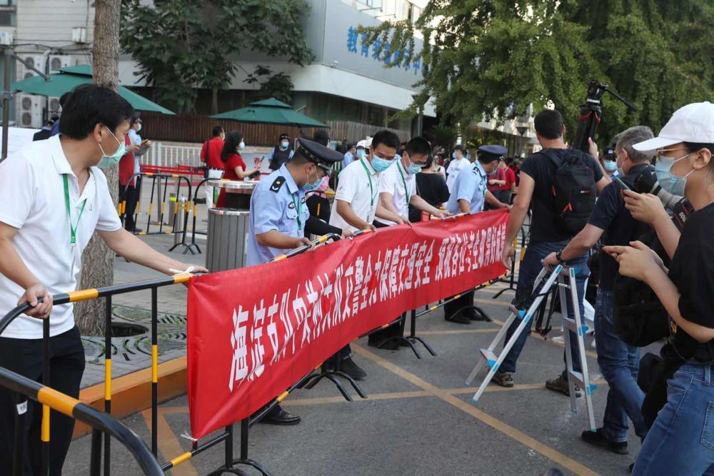 民警|部分考点外不设考生家长临时停车点，紧急情况可求助民警