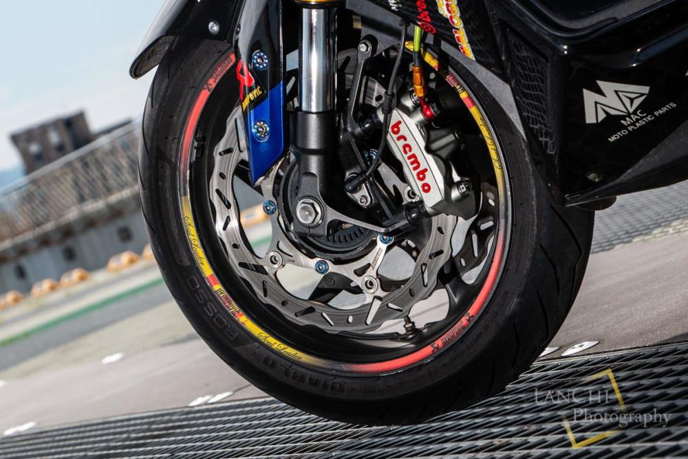 前制动的部分,换上brembo 1098 34活塞一体式辐射卡钳,搭配上braking