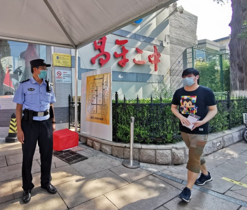 考生|这位北京民警，九年护送万余考生进考场