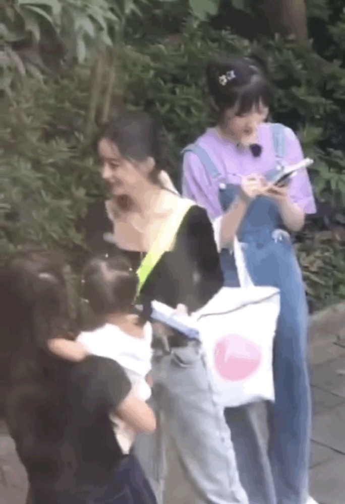 太想念儿子 赵丽颖看到同龄宝宝 摸小手拉小脚母爱泛滥 腾讯新闻