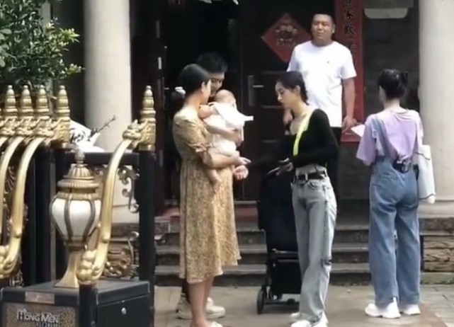 赵丽颖看到同龄宝宝,摸小手拉小脚母爱泛滥