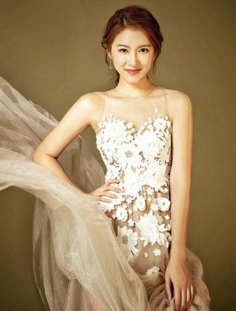 《锦绣南歌》中的她,身穿"星空裙"出席活动,腰比吉娜还要细