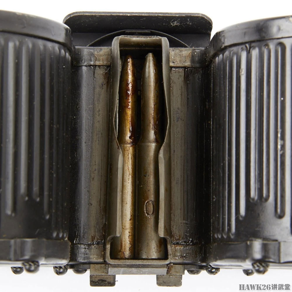 图说:德国mg34机枪使用的供弹具 两种弹鼓本质不同 很容易混淆