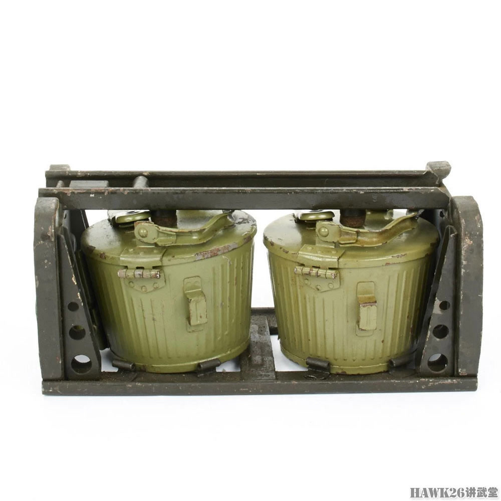 图说:德国mg34机枪使用的供弹具 两种弹鼓本质不同 很容易混淆