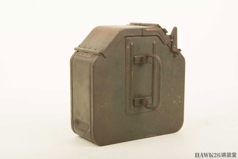 图说:德国mg34机枪使用的供弹具 两种弹鼓本质不同 很容易混淆