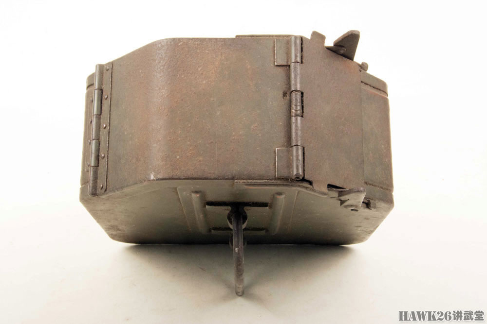 图说:德国mg34机枪使用的供弹具 两种弹鼓本质不同 很容易混淆