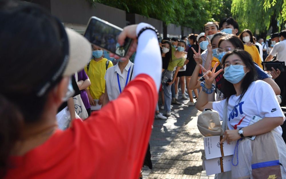 北京|北京高考首日探访 考点入口处配备免洗洗手液
