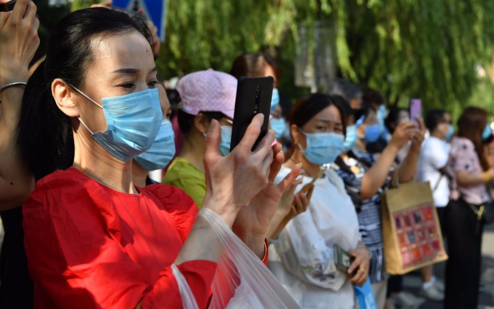 北京|北京高考首日探访 考点入口处配备免洗洗手液
