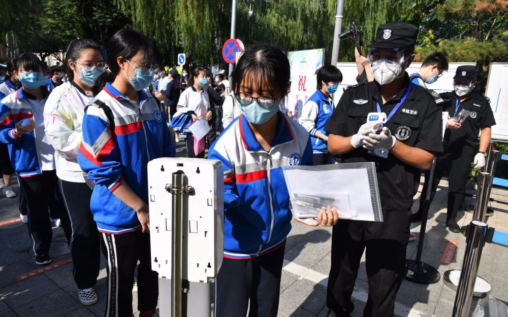 北京|北京高考首日探访 考点入口处配备免洗洗手液
