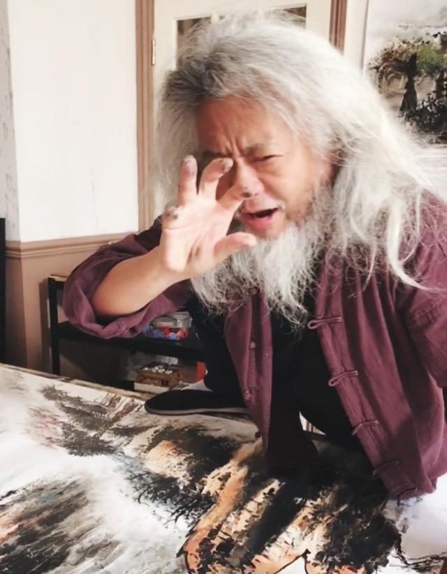 薛晓平|58岁大爷用“脸蛋”作画，收获100万粉丝，网友：果然是靠脸吃饭