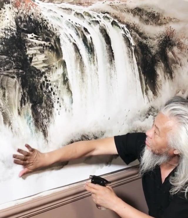 薛晓平|58岁大爷用“脸蛋”作画，收获100万粉丝，网友：果然是靠脸吃饭