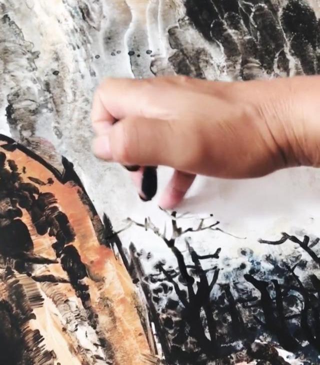 薛晓平|58岁大爷用“脸蛋”作画，收获100万粉丝，网友：果然是靠脸吃饭