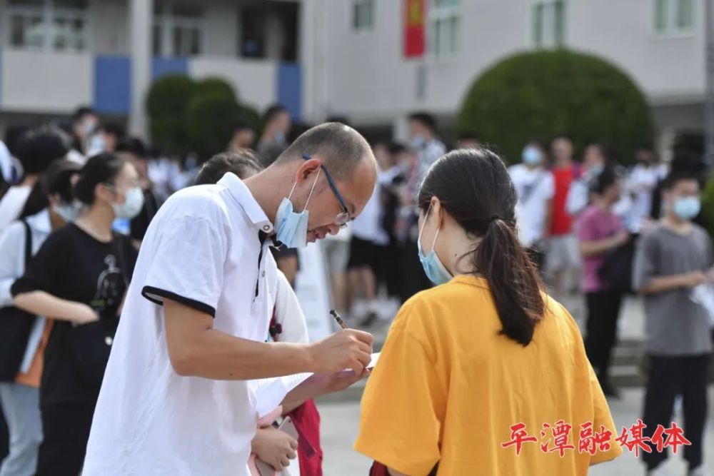 场内战斗,场外守候!直击平潭高考首日现场