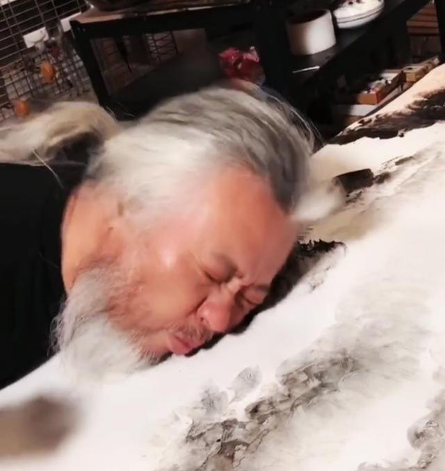 薛晓平|58岁大爷用“脸蛋”作画，收获100万粉丝，网友：果然是靠脸吃饭