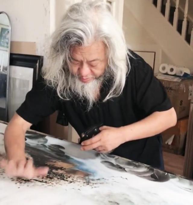 薛晓平|58岁大爷用“脸蛋”作画，收获100万粉丝，网友：果然是靠脸吃饭
