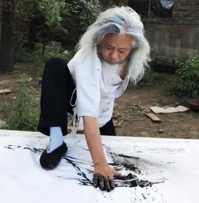 薛晓平|58岁大爷用“脸蛋”作画，收获100万粉丝，网友：果然是靠脸吃饭