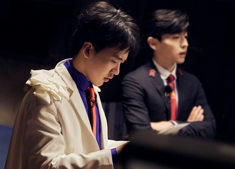 邓伦|《密逃2》邓伦高清剧照，西装笔挺男友力十足，红色领带成亮点