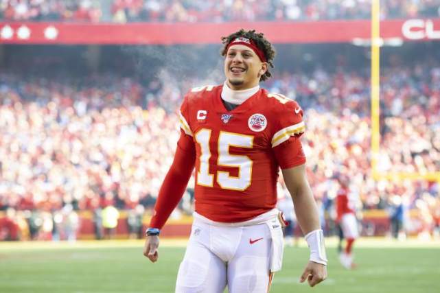 10年503亿nfl巨星马霍姆斯与酋长达成续约创体坛薪资之最