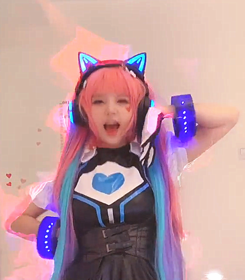 最主要的是,火线妹在跳舞的时候,卡点非常准确,动作也很协调,获得了不