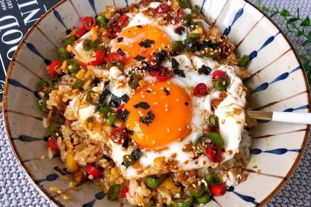 老式东北拌饭浇上酱汁太香了好吃到舔盘