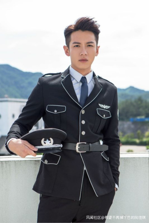 柯震东|柯震东又双叒叕复出，台湾电影首映会爆哭：这几年蛮累的，努力在勇敢