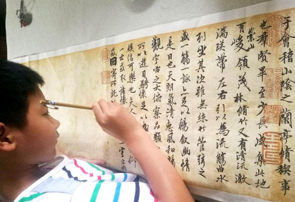 各位书法爱好者的朋友大家好,我是你们的老朋友小七,书法是我国的传统