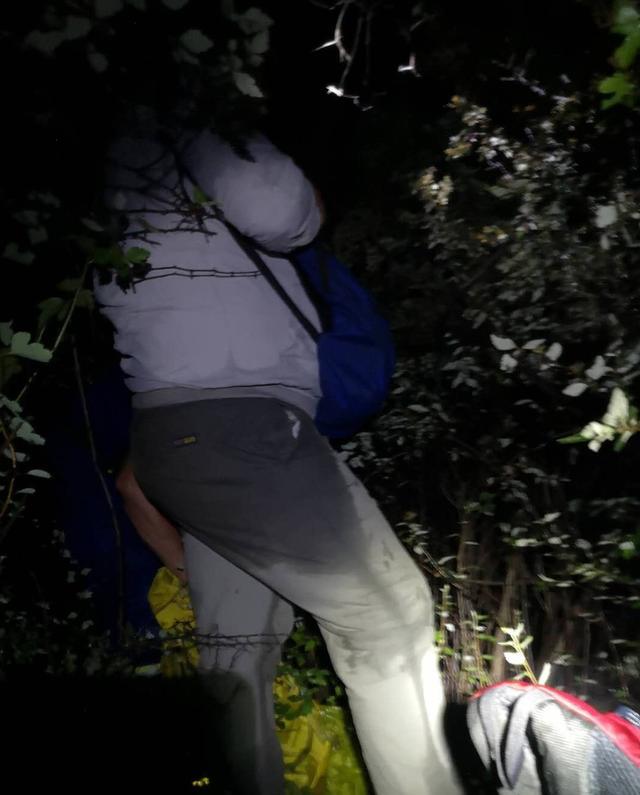 房山蓝天救援队|两名驴友冒雨登山被困，31名蓝天队员深夜救援