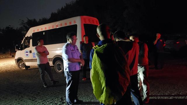 房山蓝天救援队|两名驴友冒雨登山被困，31名蓝天队员深夜救援