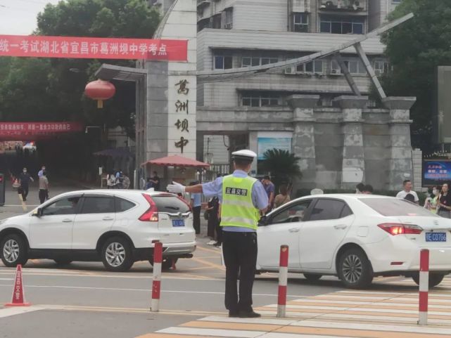马上就进考场了7月7日上午,高考第一门开考前,城区葛洲坝中学考点送来