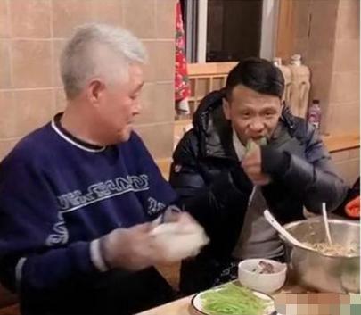 赵本山|62岁的赵本山的近况，穿着低调和农民一样，私下住破旧大棚吃小葱