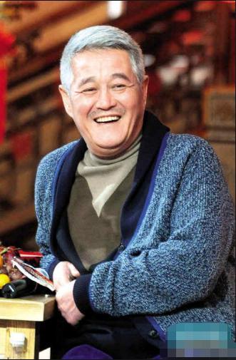 赵本山|62岁的赵本山的近况，穿着低调和农民一样，私下住破旧大棚吃小葱
