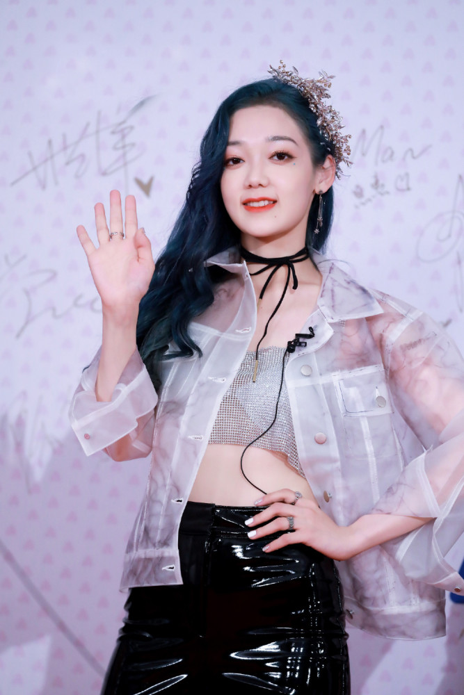希林娜依·高c位出道,穿粉色西装裙秀白嫩美腿,灯光下更耀眼了