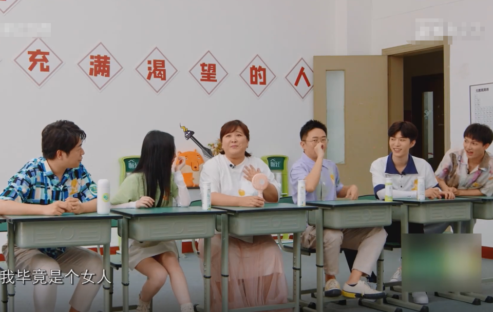 鞠婧祎|《青春环游记》校园主题，大家都穿运动鞋，只有鞠婧祎“搞特殊”